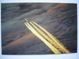 Avion / Airplane / AIRBUS / Contrail Made From An A340 Over The North Atlantic - 1946-....: Era Moderna