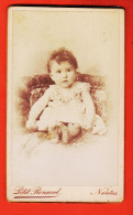 01143 / ⭐ Photo CDV 44-NANTES ◉ PETIT-RENAUD Photographie Du Bon Pasteur 19 Rue Feltre ◉ Bébé Fillette Assise Canapé - Anonieme Personen