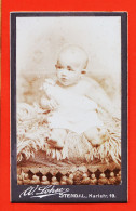 01115 / ⭐ CDV 1900s STENDAL Sachsen-Anhalt ◉ Bébé FISHER Kleinkind Im Kleidchen Auf Fell Sitzend ◉ LOHSE Karlstr. 19  - Identified Persons