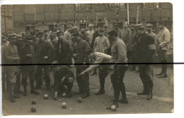 Carte Photo A Identifier  CPA .Militaire. Soldats Qui Jouent Au Boules  , Lyonnaise. LA VALBONNE - Photographie