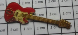 1618A Pin's Pins / Beau Et Rare / MUSIQUE / GUITARE ELECTRIQUE ROUGE Et BLAN?CHE Grand Pin's - Musique