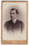 Fotografie C. Domzig, Sorau /N.-L., Bahnhofstr. 25, Junger Herr In Modischer Kleidung  - Anonymous Persons