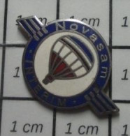 1618A Pin's Pins / Beau Et Rare / MONTGOLFIERES / NOVASAM BALLON LIBRE - Montgolfières