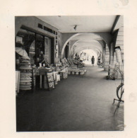 Photo -  ANNECY -  Les Arcades - Rue Sainte - Claire -   Magasin :  Aux Vendeurs De Saveurs ???  1957 - Places