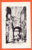 01975 / Peu Commun ALET-les-BAINS 11-Aude Jeunes Filles Porte Entree Ruines 1910s Carte Détourée Edition Vve BONNAFOUS - Altri & Non Classificati