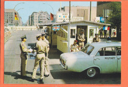 01754 / Lisez ! Mur BERLIN Friedrichstrasse Allied Check-Point Checkpoint CHARLIE Automobile Police Ford Taunus 1975s  - Berlijnse Muur