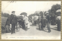 01723 / LOURDES 65-Hautes Pyrénées 1908 Pousse-Malade Sur Esplanade Avant Procession 1910s Editions LEVY 207 - Lourdes