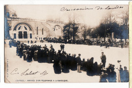 01722 / LOURDES (65) Arrivee D'un Pelerinage à La Basilique Souvenir 1901 à AMBLARD Moncrabeau  S.I.P 402 Série N°5 - Lourdes