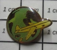 1618A Pin's Pins / Beau Et Rare / POSTES / AVION POSTAL COLIS LETTRE C'est Pour ça Que C'est Si Cher ? - Poste