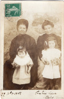 Carte Photo De Deux Femmes élégante Avec Deux Petite Fille élégante Posant Dans La Cours De Leurs Maison En 1908 - Anonymous Persons