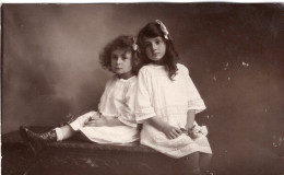 Carte Photo De Deux Jeune Fille élégante Posant Dans Un Studio Photo - Anonieme Personen