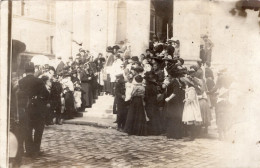Carte Photo De Femmes , D'hommes Et D'enfant Sortant De L'église Avec Un Bedeau Aprés La Messe Vers 1905 - Anonieme Personen