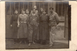 Carte Photo De Femmes Avec Deux Hommes ( Des Ouvrières Et Des Ouvriers ) Posant Devant Leurs Atelier - Personnes Anonymes