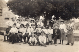 Carte Photo De Femmes élégante , D'hommes Et D'enfant Posant Sous Un Marronnier Dans Un Village Vers 1920 - Anonieme Personen