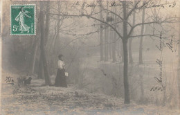 CARTE PHOTO DATEE 1909 STE GEMMES-D'ANDIGNE - FEMME AU BORD DE L'EAU - 1300 - Otros & Sin Clasificación