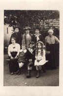 Carte Photo De Femmes élégante Avec Des Enfants Posant Dans La Cour De Leurs Maison A St-Léger Le Petit - Anonieme Personen