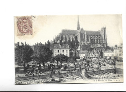 CPA DPT 80 AMIENS, , LA CATHEDRALE ET LE MARCHE SUR L EAU - Amiens