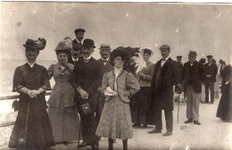 Carte Photo De Femmes élégante Avec Des Hommes Et Des Enfants Se Promenant Sur Le Fronton D'un Plage Vers 1905 - Anonieme Personen