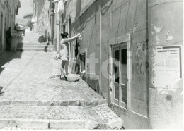 1975 ORIGINAL AMATEUR PHOTO FOTO STREET SCENE FEMME WOMAN HOUSE WORK LAUNDRY PORTUGAL AT157 - Orte