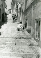 1975 ORIGINAL AMATEUR PHOTO FOTO STREET SCENE FEMME WOMAN HOUSE WORK LAUNDRY PORTUGAL AT157 - Plaatsen