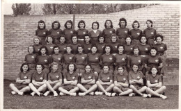 Carte Photo De Jeune Fille D'une équipe De Sport Posant Dans La Cour De Leurs école - Personas Anónimos