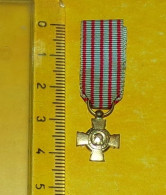 MEDAILLE EN REDUCTION  DE LA CROIX DU COMBATTANT , REPUBLIQUE FRANCAISE , RUBAN D'ORIGINE EN BON ETAT ,  VOIR PHOTO  . P - Frankrijk