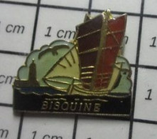 1818B Pin's Pins / Beau Et Rare / BATEAUX / BISQUINE VOILE VOILIER PHARE - Barche