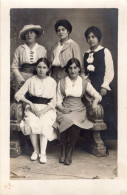 Carte Photo De Jeune Fille élégante Posant Dans Un Studio Photo - Personnes Anonymes