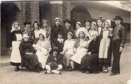 Carte Photo De Jeune Fille En Tenue Breton Et Bretonne Posant Dans La Cour De Leurs école - Persone Anonimi