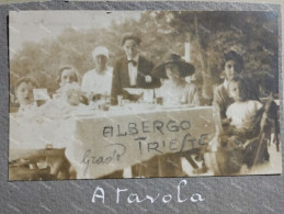 Italia Foto Persone All'Albergo Trieste A GRADO. A Tavola. 120x73 Mm. Incollata Su Cartone. - Europe