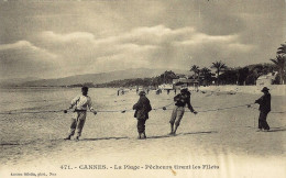 *CPA  - 06 - CANNES -La Plage - Pêcheurs Tirant Les Filets - Cannes
