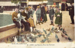 *CPA - 69 - LYON - 1er - Place Des Terreaux - Les Pigeons - Colorisé - Lyon 1