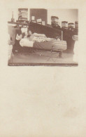 MILITAIRES EN CHAMBRE CARTE PHOTO - Oorlog 1914-18
