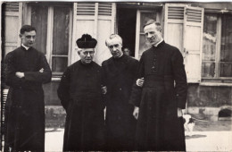 Carte Photo De Quatre Curées Posant Dans La Rue D'un Village - Anonyme Personen