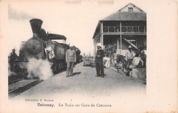 Afrique - Dahomey - COTONOU - Le Train En Gare - Locomotive (BEAU PLAN) - Dahome