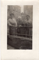 Carte Photo De Trois Femmes élégante Posant Dans Une Ville Vers 1910 - Anonymous Persons