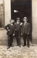 Carte Photo De Trois Hommes élégant Posant Dans La Cour D'un Immeuble - Persone Anonimi