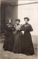 Carte Photo De Trois Jeune Femmes élégante Posant Dans La Cour De Leurs Maison Vers 1905 - Personnes Anonymes