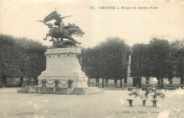 37 - CHINON - STATUE DE  JEANNE D'ARC - FILLETTE AVEC DES FLEURS - Chinon