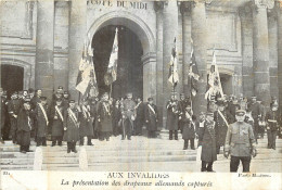 75 - PARIS - AUX INVALIDES - DRAPEAUX ALLEMANDS CAPTURES - Andere & Zonder Classificatie