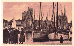 17 - Charente Maritime -  LA ROCHELLE - Brin De Causette En Attendant Les Pecheurs - La Rochelle