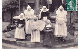 21 - Cote D Or -  BEAUNE Hôtel Dieu Groupe De Petites Religieuses Hospitalières Dans La Cour D'honneur - Beaune