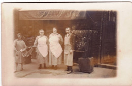 Carte Photo - Le Personnel Du Restaurant  Et La Livreuse De Pain Prennent La Pose Devant L Etablissement - Photographie