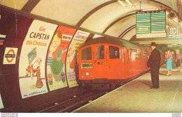 TUBE TRAIN ENTERING PICADILLY CIRCUS STATION LONDON CPSM - Autres & Non Classés
