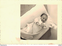 PHOTO DE 9 X 6 CMS UN BEBE SOURIANT COUCHE - Personnes Anonymes