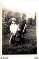 PHOTO DE 9 X 6 CMS DEUX ENFANTS GARCON ET FILLE SE TENANT PAR LA MAIN - Anonyme Personen