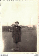 PHOTO DE 9 X 6 CMS UNE FILLETTE EN MANTEAU ET BERET - Anonieme Personen