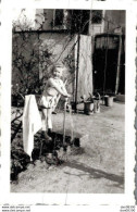 PHOTO DE 7 X 4.5 CMS FILLETTE JOUANT AVEC LE ROBINET D'EAU EXTERIEUR - Personnes Anonymes