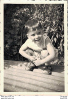 PHOTO DE 8.5 X 6 CMS UN ENFANT SOURIANT ACCROUPIS SUR UNE TOLE ONDULEE - Anonyme Personen