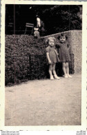 PHOTO DE 10 X 7 CMS DEUX FILLETTES POSANT EN JUIN 1944 DANS UN PARC - Personas Anónimos